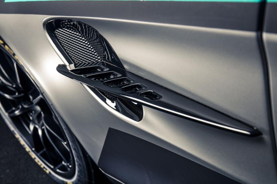 Детали экстерьера Mercedes-AMG GT4 (C190) 2017 года  (фото 41 из 43)